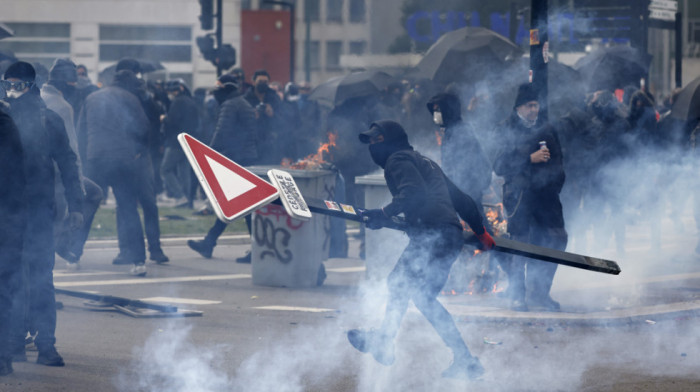 "Francuska je ljuta": Nastavljeni protesti protiv penzione reforme, sukobi demonstranata i policije