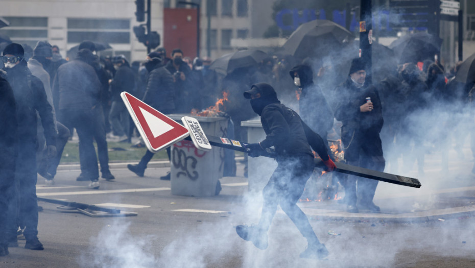 "Francuska je ljuta": Nastavljeni protesti protiv penzione reforme, sukobi demonstranata i policije