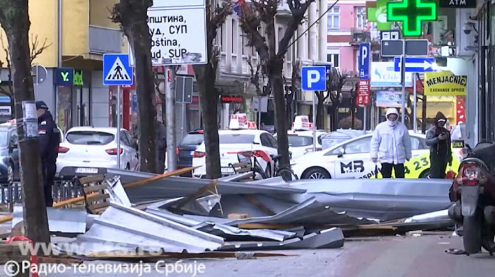 Osam osoba lakše povređeno kada je lim zbog jakog vetra pao sa zgrade u Jagodini