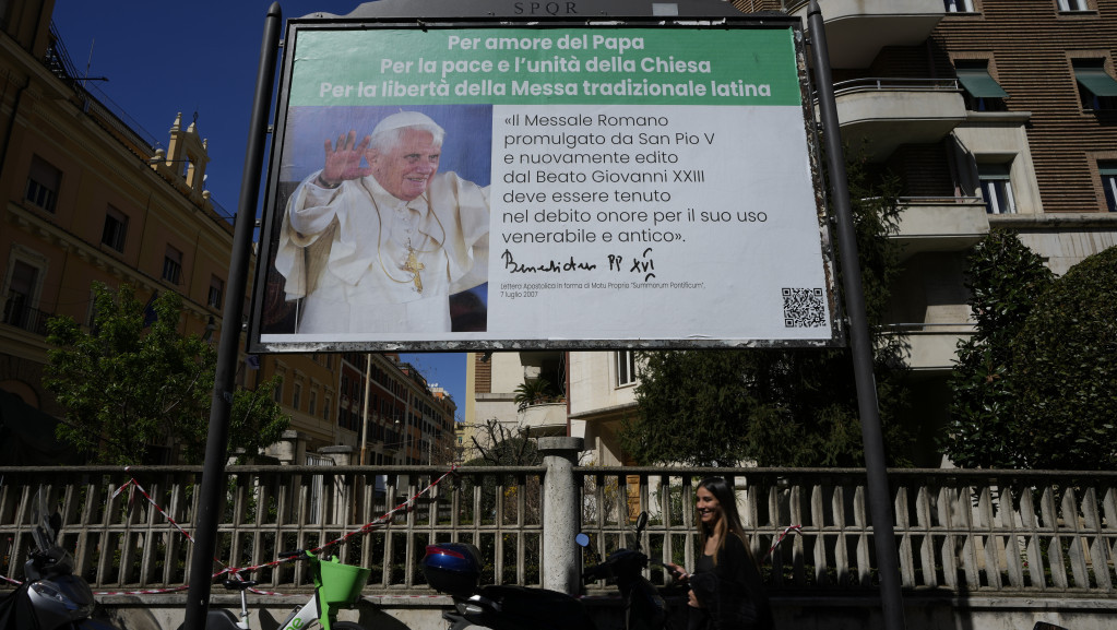 Protestni plakati protiv pape zbog ograničavanja stare mise na latinskom jeziku