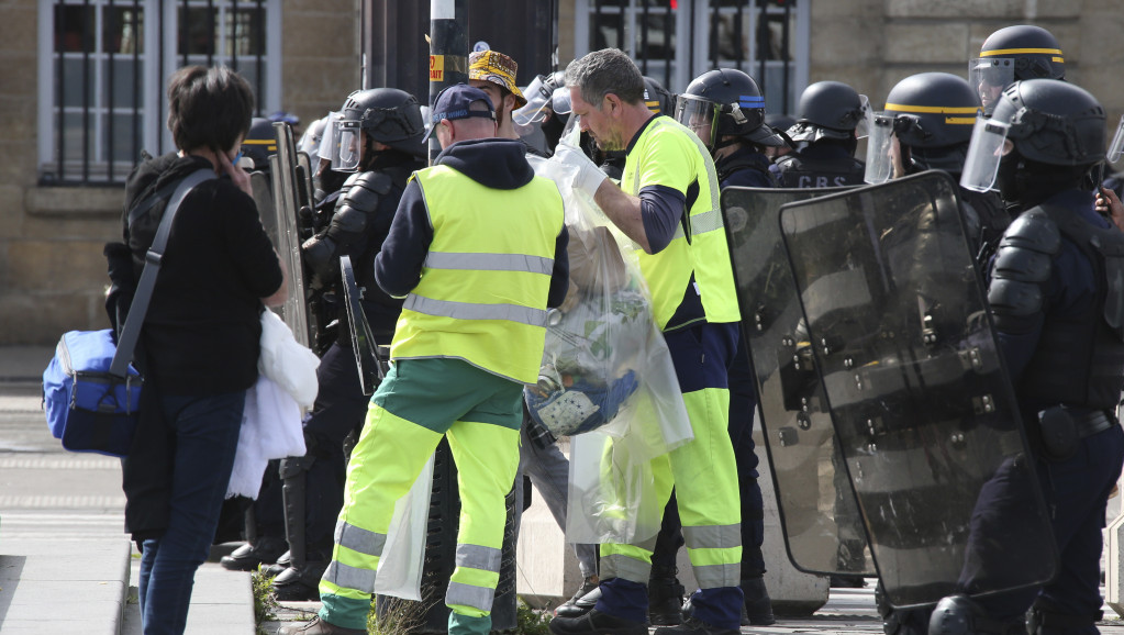 Okončan štrajk đubretara u Parizu, zbog višenedeljne obustave rada na ulicama 10.000 tona đubreta