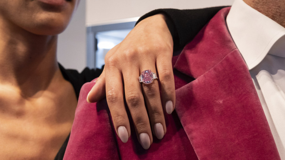 "Ultra-retki" ružičasti dijamant na aukciji, očekuje se cena od 35 miliona dolara