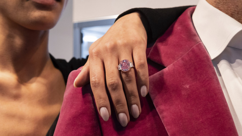 "Ultra-retki" ružičasti dijamant na aukciji, očekuje se cena od 35 miliona dolara