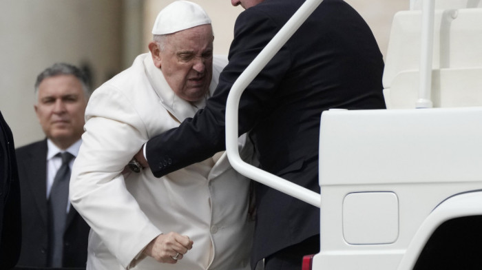 Papa prima antibiotik za bronhitis, mogao bi napustiti bolnicu narednih dana