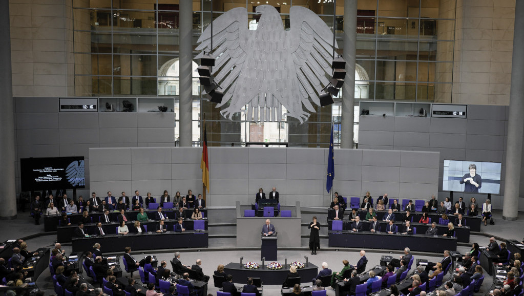 Kralj Čarls je prvi britanski monarh koji se obratio poslanicima u Bundestagu: Na nemačkom o Bitlsima i Kraftverku