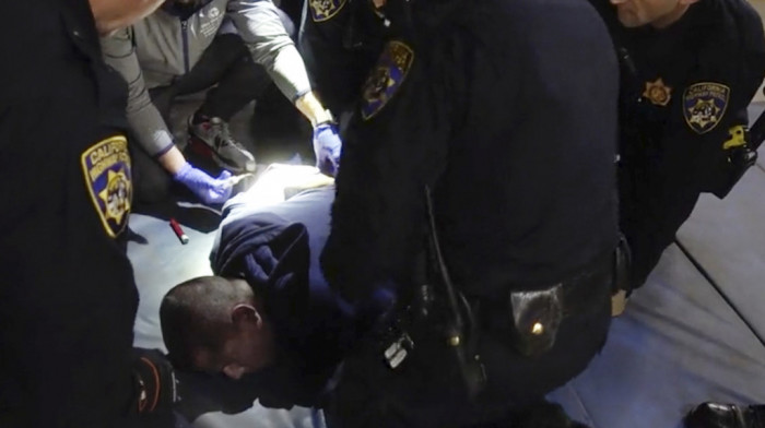 Troje policajaca ranjeno nožem u gradu Bilingemu u Ohaju
