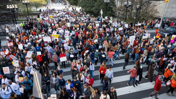 Demonstranti traže od vlasti u Tenesiju strože zakone o oružju nakon pucnjave u školi