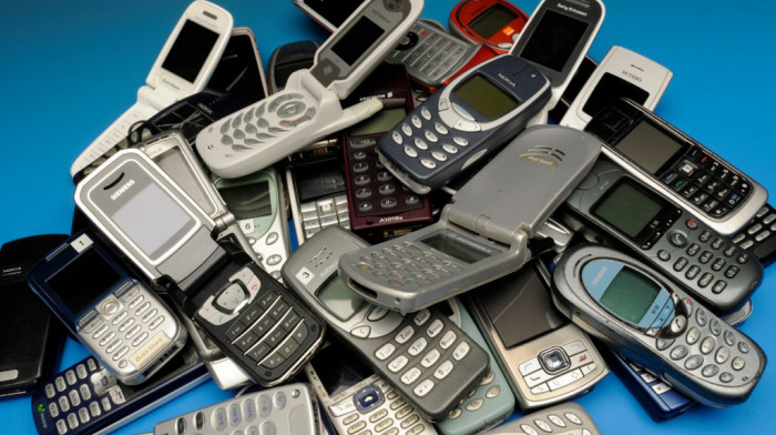 Da li je pametnije koristiti "glupe" mobilne telefone: Mnogi odbacuju smartfon zbog staromodnih uređaja "na preklop"