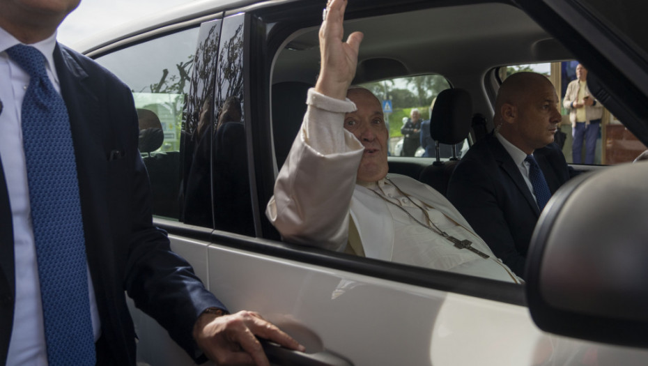 Papa Franja izašao iz bolnice i vratio se u Vatikan: "Dobro reagovao na terapiju"