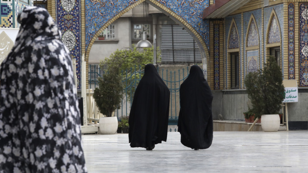 Polivene jogurtom pa uhapšene: Dve Iranke bez hidžaba na meti vlasti (VIDEO)