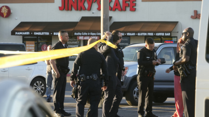 Pucnjava ispred tržnog centra u Los Anđelesu: Jedna osoba ubijena, troje ranjenih