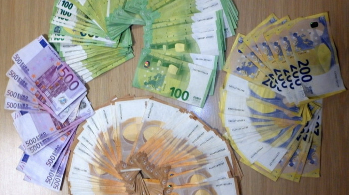Uhapšen Ukrajinac na Batrovcima: Pokušao da prenese 265.090 evra u pregrađenom delu gepeka