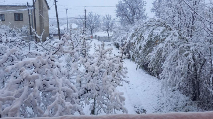 Sneg na planinama na KiM: Otežano snabdevanje električnom energijom u više sela oko Brezovice i Dragaša
