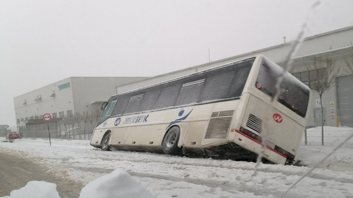 Kod Kragujevca autobus sleteo sa puta, šest putnika na pregledima u Urgentnom centru