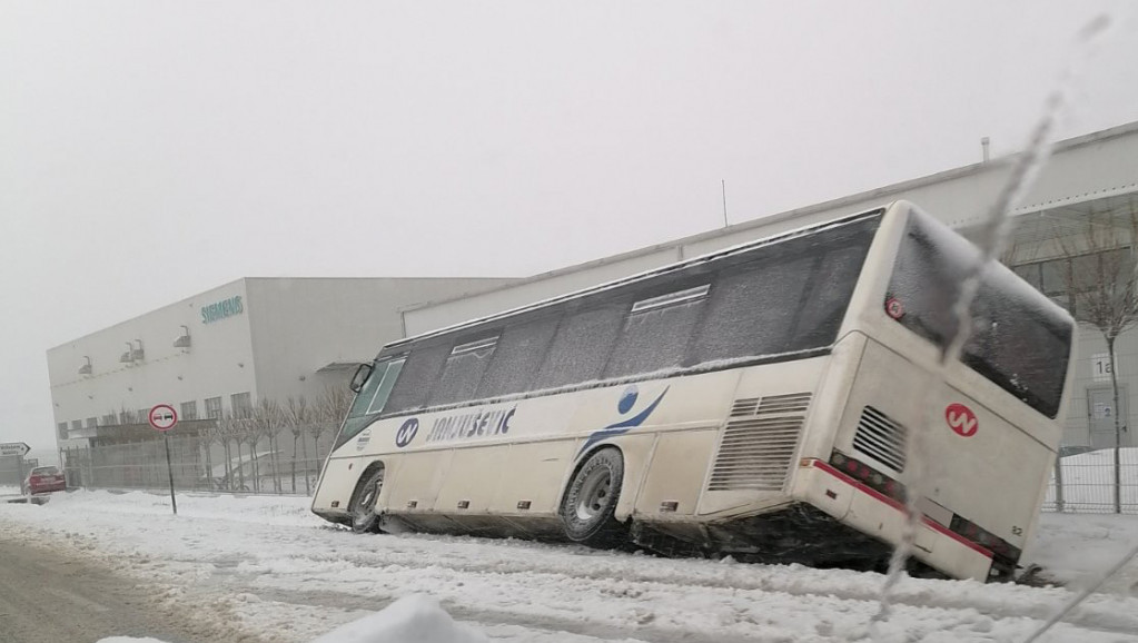 Kod Kragujevca autobus sleteo sa puta, šest putnika na pregledima u Urgentnom centru