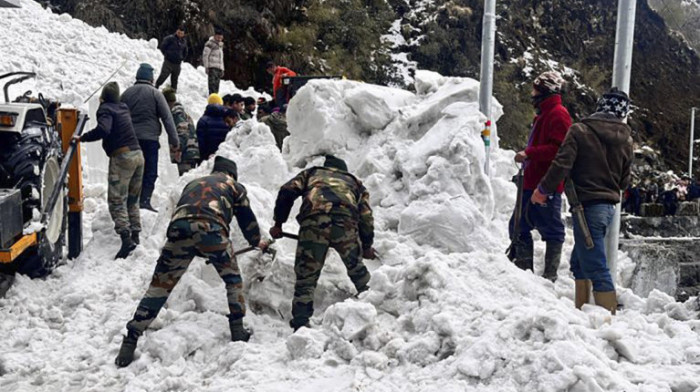 Lavina odnela sedam života na planinskom prevoju između Indije i Tibeta, mnogo ljudi zatrpano pod snegom