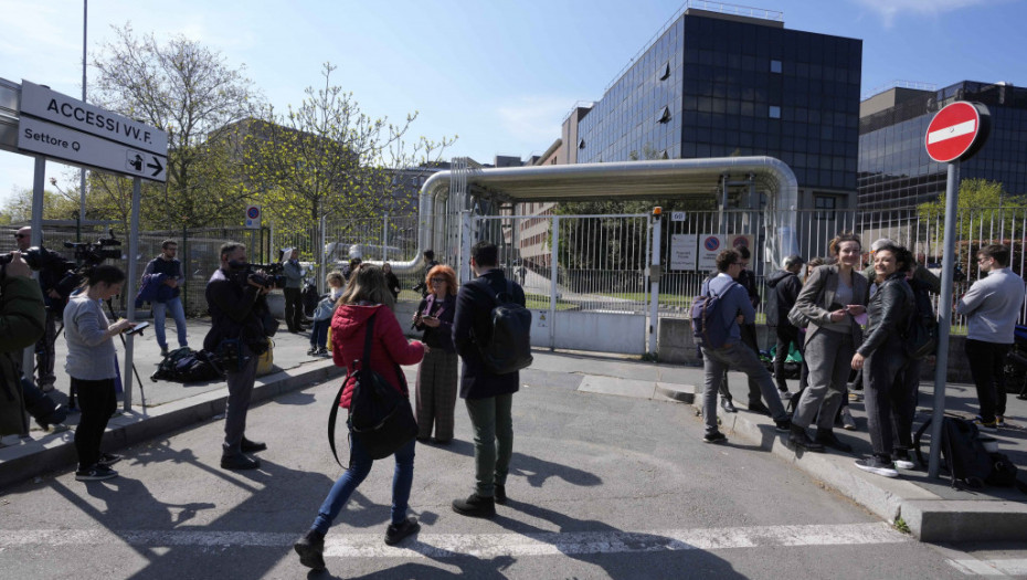 Berluskoni pušten sa intenzivne nege, ali ostaje u bolnici u Milanu