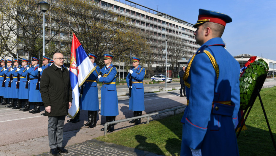 Vučević položio venac na Spomenik pilotima braniocima Beograda