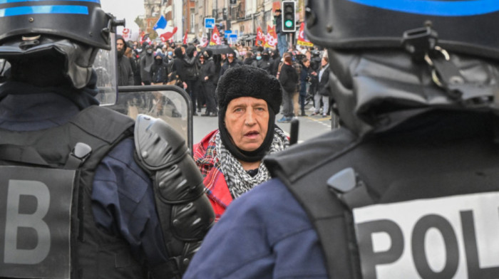 Zašto su Francuzi toliko ljuti: Podizanje granice za penziju koje se prelilo na ulice "sateruje Makrona u ćošak"