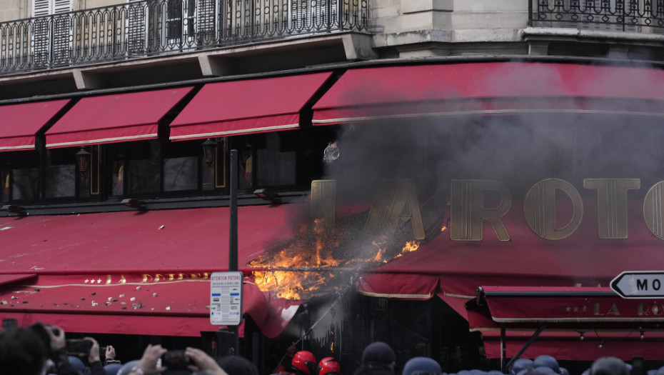 Novi neredi u Parizu: Demonstranti zapalili tendu na jednom od Makronovih omiljenih restorana
