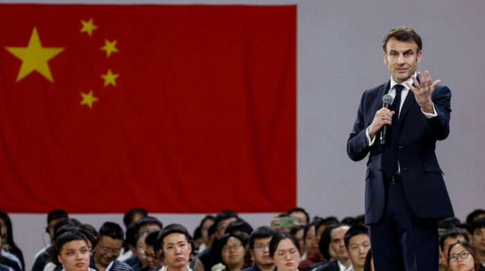 Makronu crveni tepih, Fon der Lajen sa običnim putnicima: Može li francuski predsednik da ostvari uticaj na Sija
