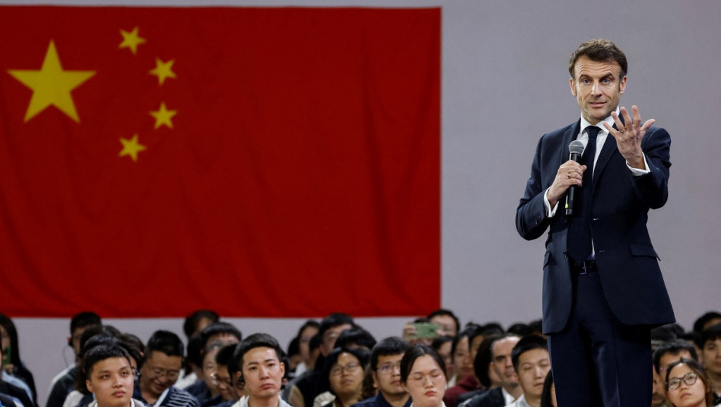 Makronu crveni tepih, Fon der Lajen sa običnim putnicima: Može li francuski predsednik da ostvari uticaj na Sija
