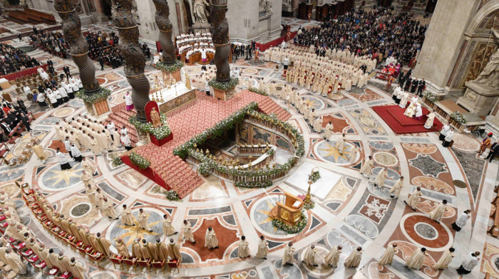 Papa Franja predvodio Uskršnje bdenje u bazilici Svetog Petra u Rimu