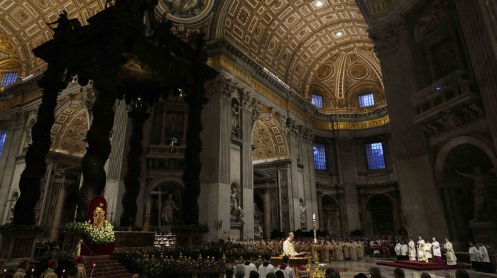 Održan ritual čišćenja papinog oltara u bazilici Svetog Petra nakon što ga je oskrnavio nag muškarac