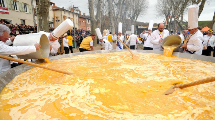 Svakog Uskrsa u gradu Besijeru priprema se džinovski omlet od 15.000 jaja