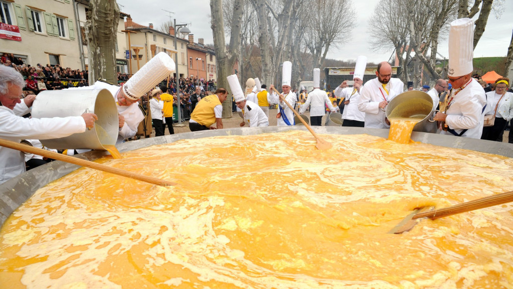 Svakog Uskrsa u gradu Besijeru priprema se džinovski omlet od 15.000 jaja