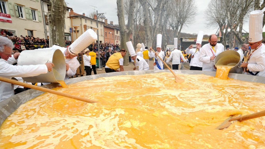 Svakog Uskrsa u gradu Besijeru priprema se džinovski omlet od 15.000 jaja