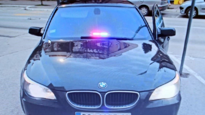 Autom sa blinkerima presretali vozila: Dvojica uhapšena kod Gornjeg Milanovca, policija oduzela "bmw"