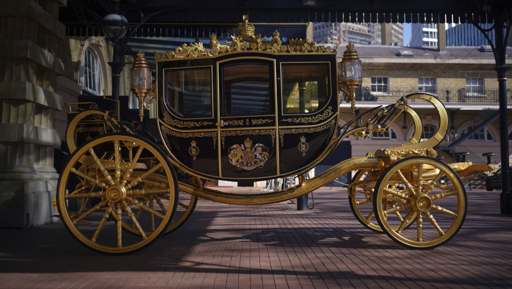 Aluminijumska kočija Čarlsa III: Britanski kralj na krunisanje dolazi u vozilu teškom četiri tone
