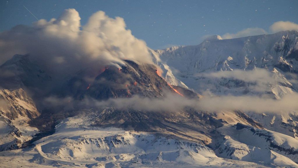 Na Kamčatki je eruptirao vulkan Šiveluč, pepeo dostigao visinu od 11,5 kilometara