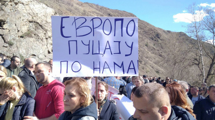 Protest kod Bistričkog mosta zbog napada na Srbe: Okupljeni traže povlačenje specijalnih jedinica KP sa severa