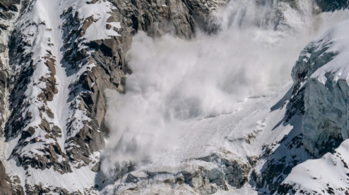 Nesreća u Švajcarskoj: U lavini poginuo francuski državljanin, četiri osobe povređene
