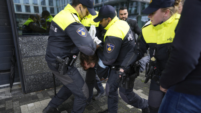 Makron nema mira ni u Holandiji: Obezbeđenje reagovalo zbog demonstranta nezadovoljnog penzionom reformom u Francuskoj