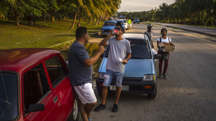 Nazapamćena nestašica goriva na Kubi: Građani satima čekaju u redovima, spavaju u kolima da bi napunili rezervoare