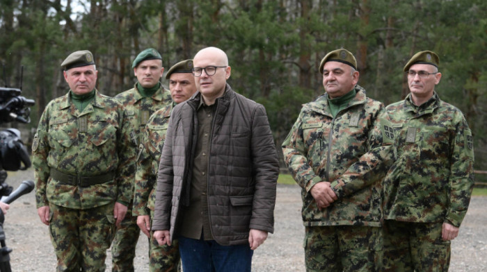 Ministar Vučević obišao pripadnike Vojske Srbije u bazi Merdare
