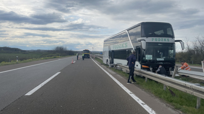 Autobus sa đacima udario u zaštitnu ogradu na auto-putu Beograd Niš