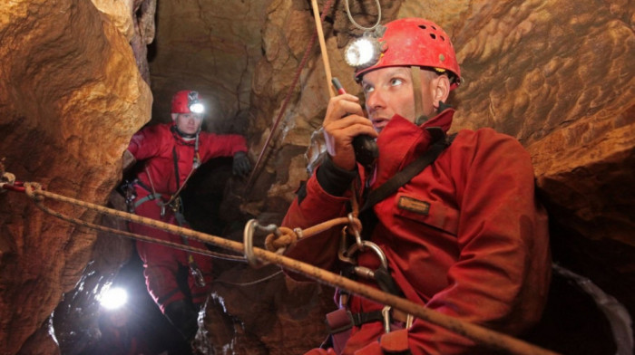 Posle više od 30 sati iz pećine u Sloveniji izvučena povređena žena speleolog