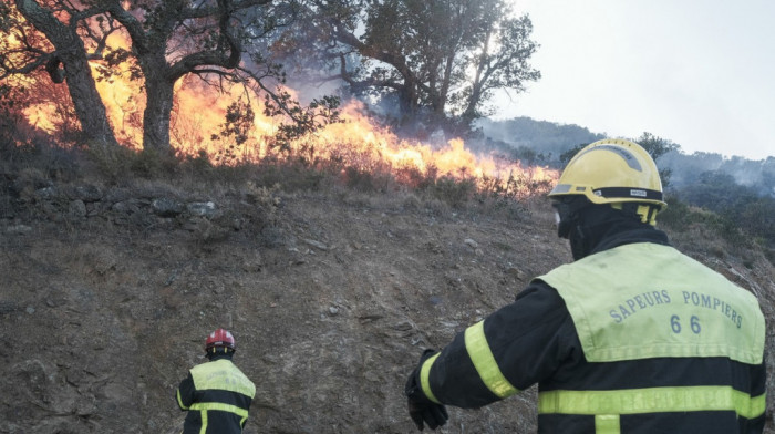 Požar u departmanu Orijentalni Pirineji u Francuskoj, vetar otežava rad vatrogasac