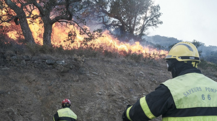 Požar u departmanu Orijentalni Pirineji u Francuskoj, vetar otežava rad vatrogasac