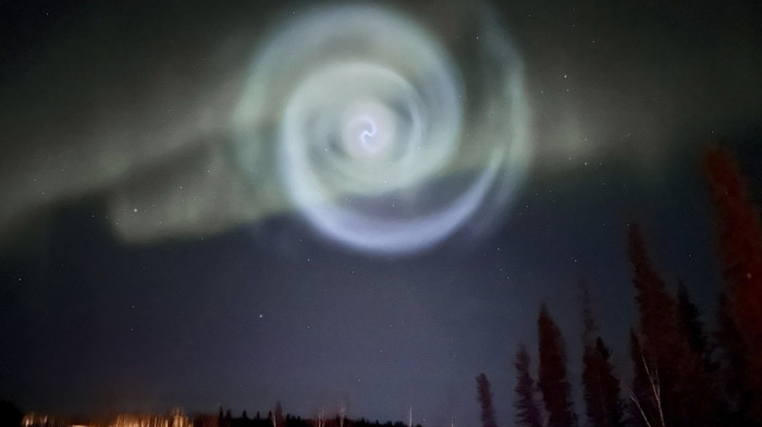 Plava spirala nad Aljaskom nakon što je raketa Spejs eksa ispustila gorivo