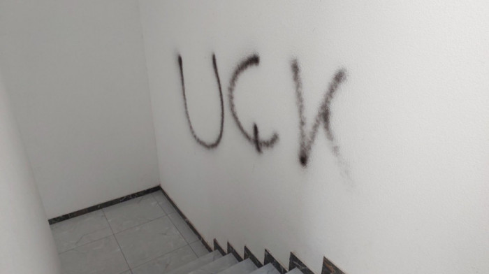 Grafiti OVK na zgradi sedišta Srpske liste