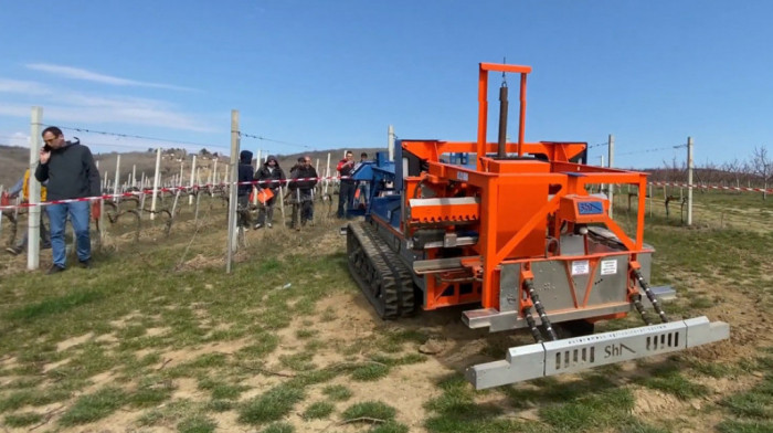 Prvi robot u srpskoj poljoprivredi: "Slopeheleper" namenjen voćarstvu i vinogradarstvu