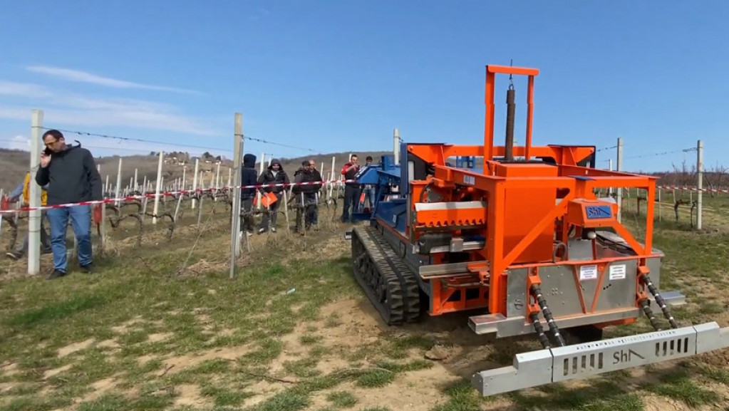 Prvi robot u srpskoj poljoprivredi: "Slopeheleper" namenjen voćarstvu i vinogradarstvu