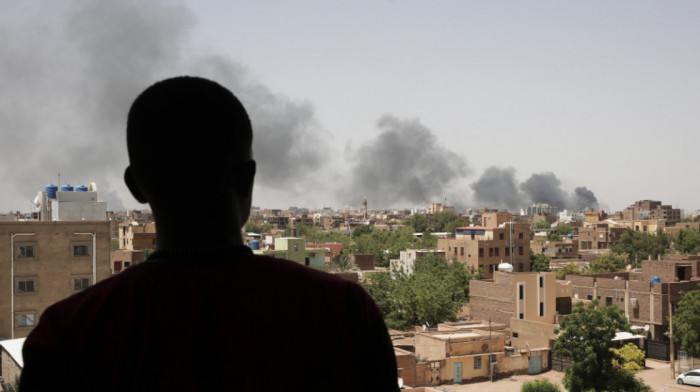 Sunak: Britanska vojska evakuisala diplomatsko osoblje iz Sudana