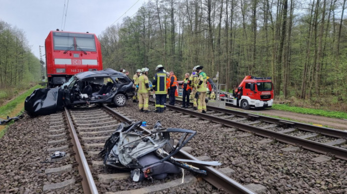 Voz u Nemačkoj naleteo na automobil, poginule tri osobe