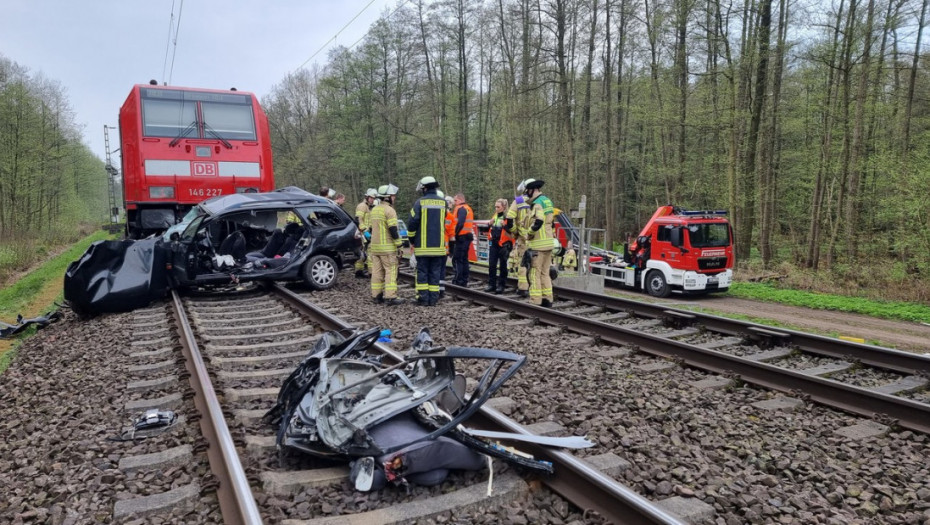 Voz u Nemačkoj naleteo na automobil, poginule tri osobe